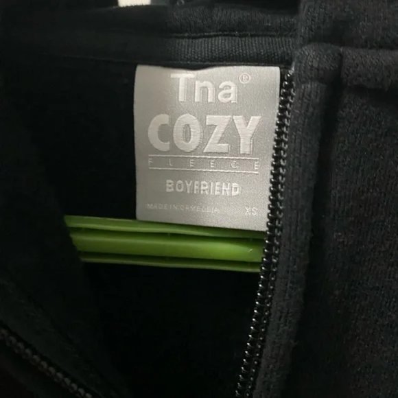 COPY - Aritzia TNA Cozy Fleece Boyfriend Boxy Zip Hoodie - Picture 4 of 4